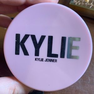 Kylie Cosmetics: Finishing Powder in Soft Pink